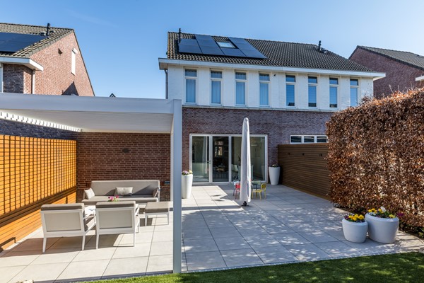 Foto - Te koop: In een rustige en kindvriendelijke woonomgeving staat deze moderne geschakelde twee-onder-een-kapwoning (bouwjaar 2011) met aangebouwde stenen garage, stijlvolle overkapping, vier slaapkamers, twee...